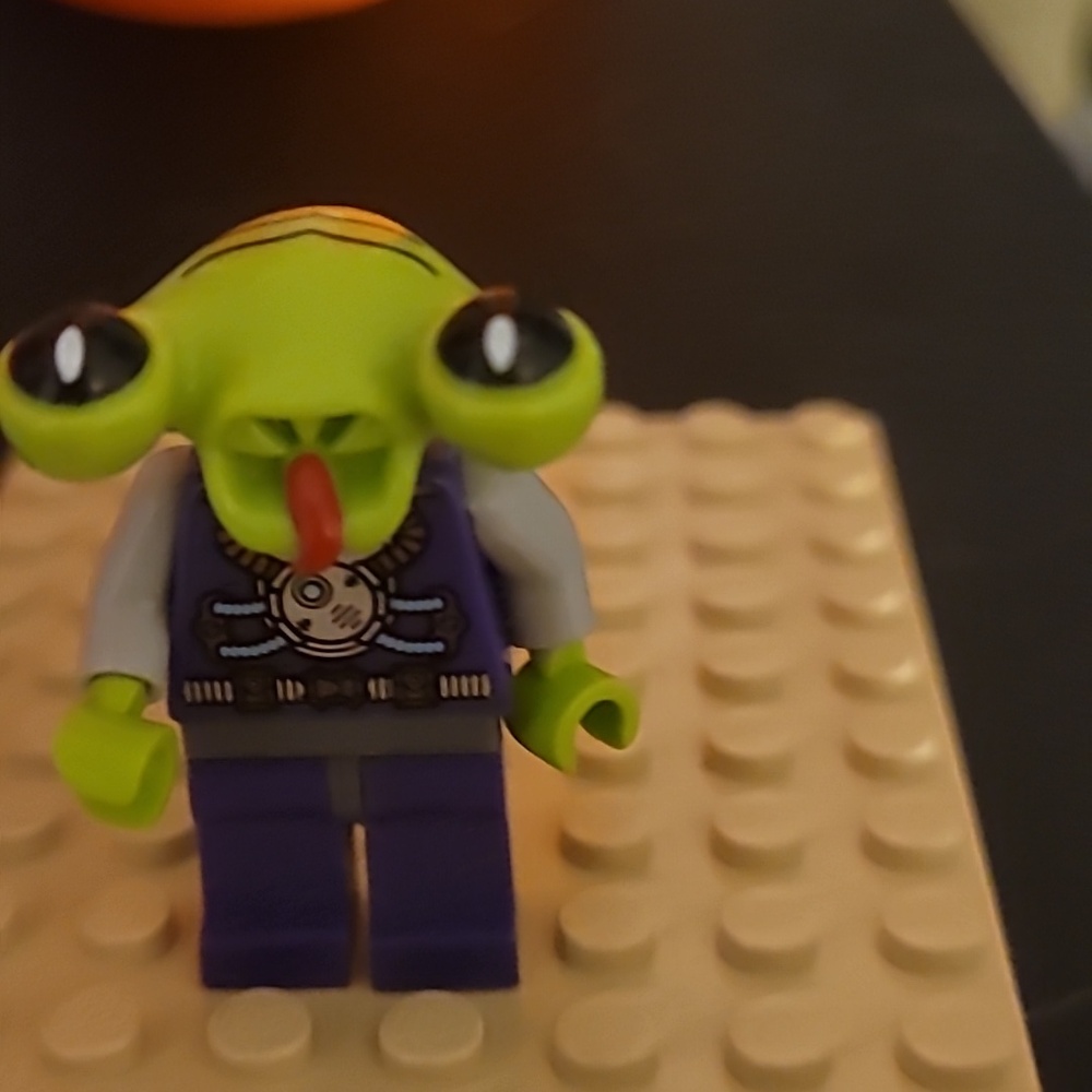 LEGO Minifigure 8803  Space Alien - Picture 2 of 4